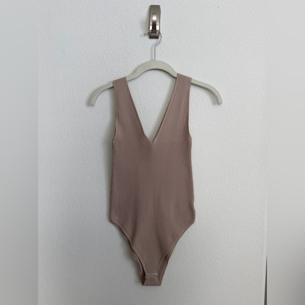 Ribbed V-Neck bodysuit in Taupe